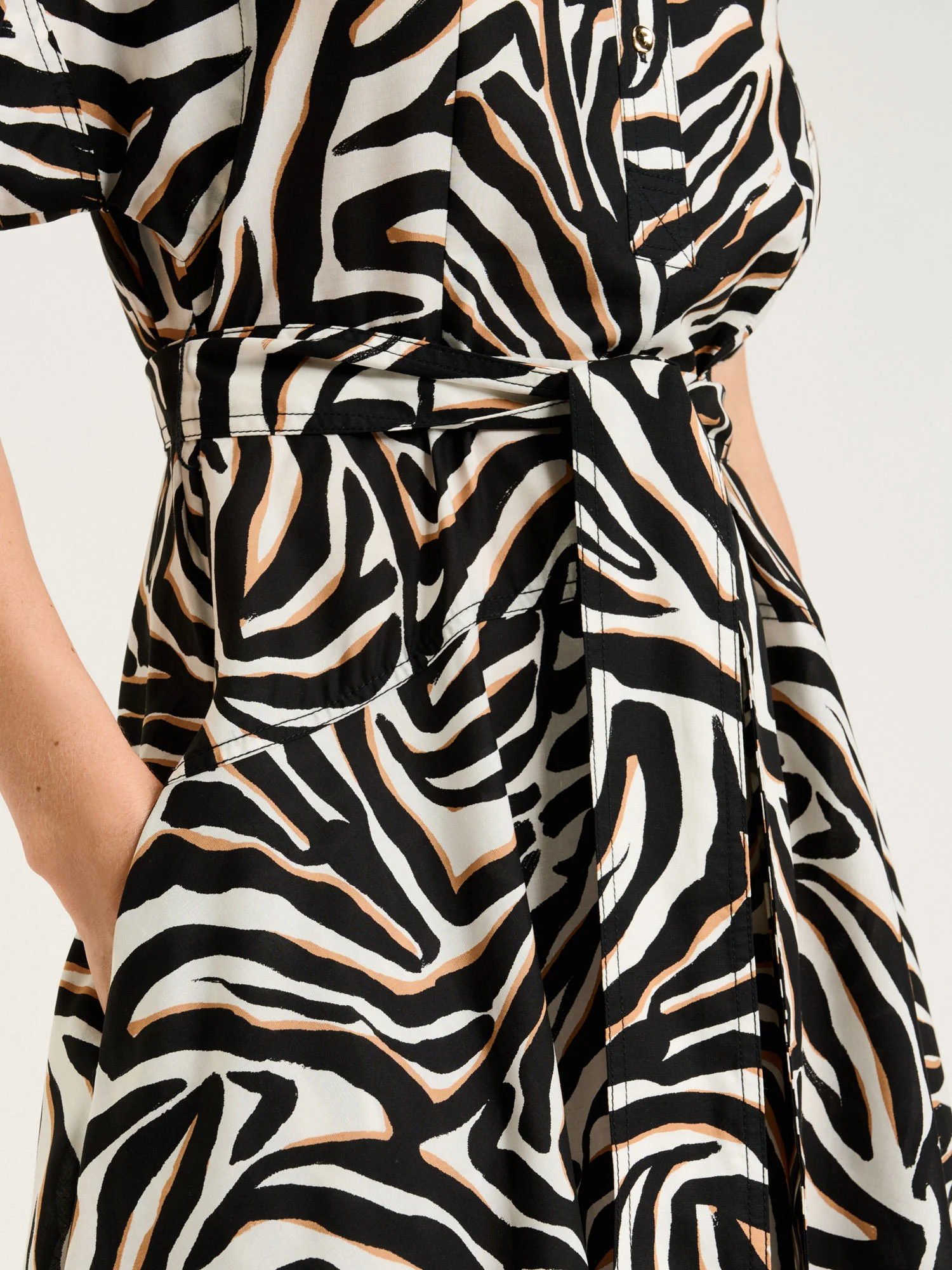 ABSTRACT ZEBRA SHIRTDRESS - Image 4