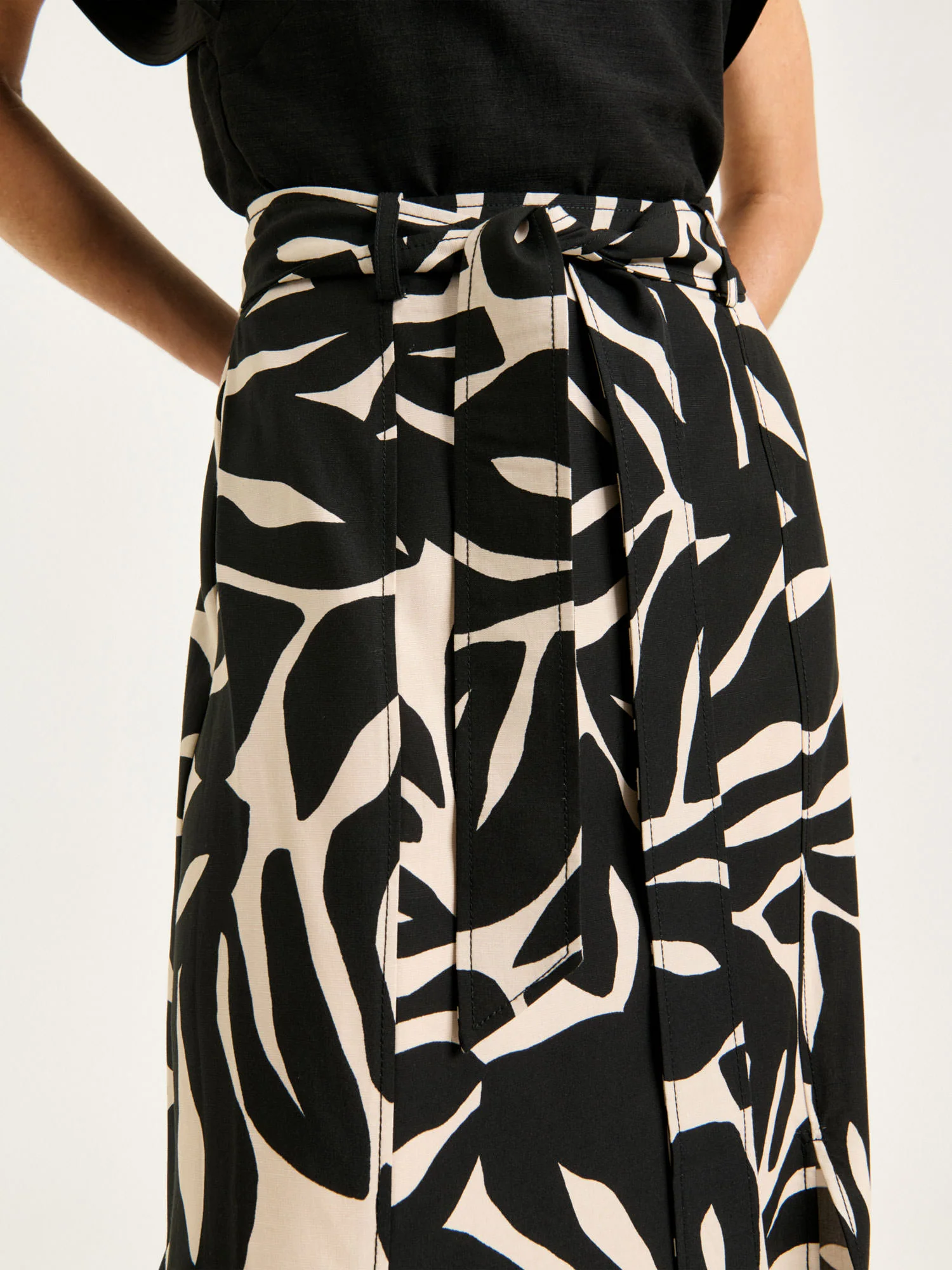 BLACK FOLIAGE MAXI SKIRT - Image 4
