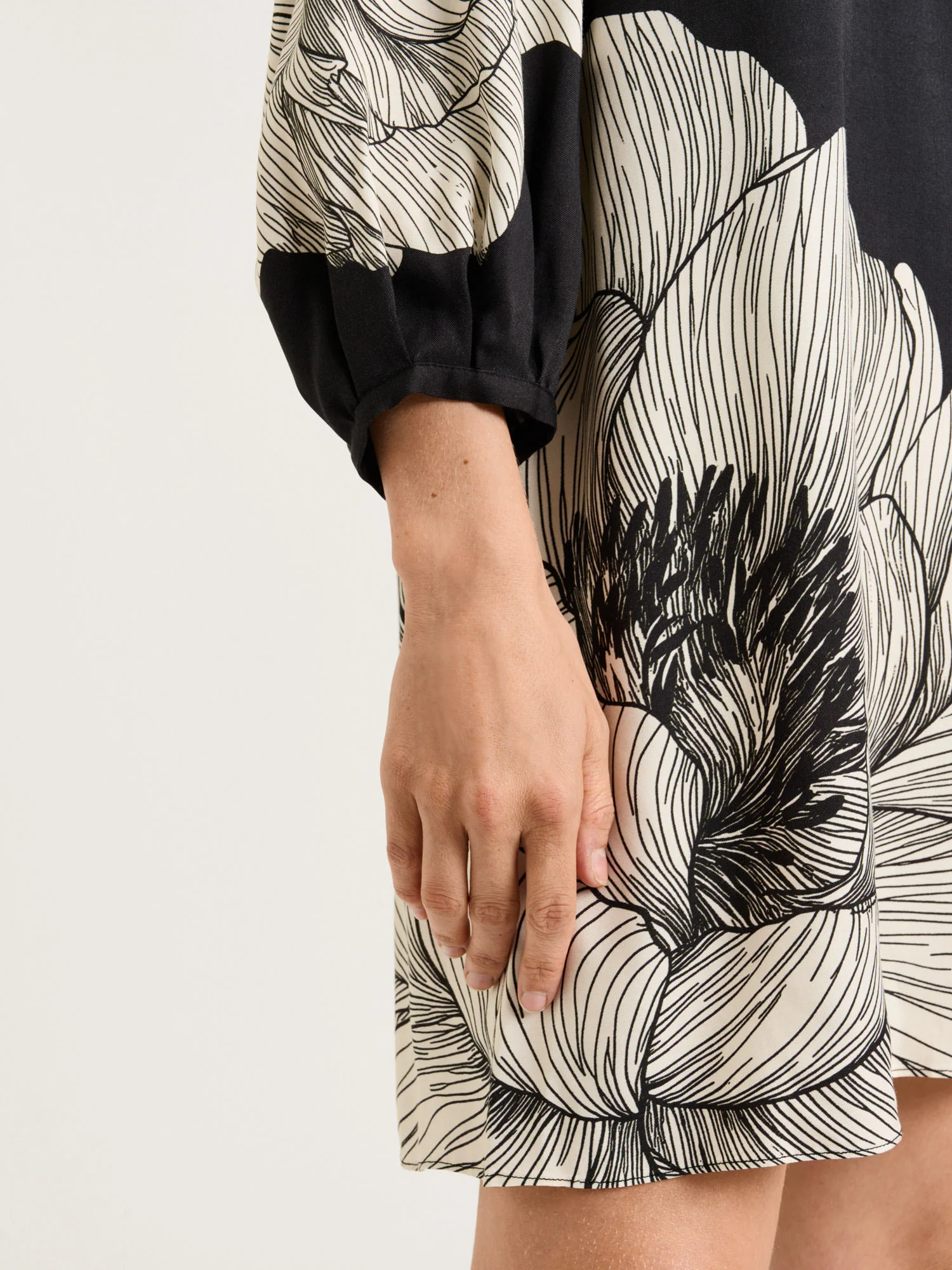 BLACK POPPY TWILL BLOUSON SLEEVE SHIFT DRESS - Image 3