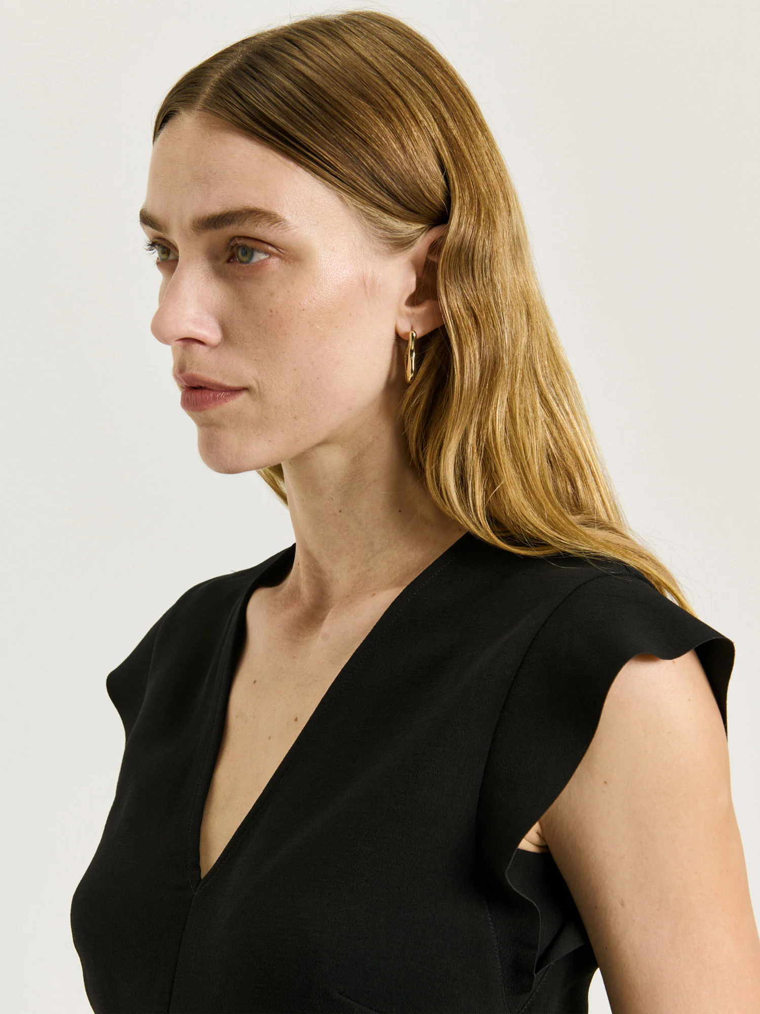 DOUBLE CREPE V NECK TOP - Image 9