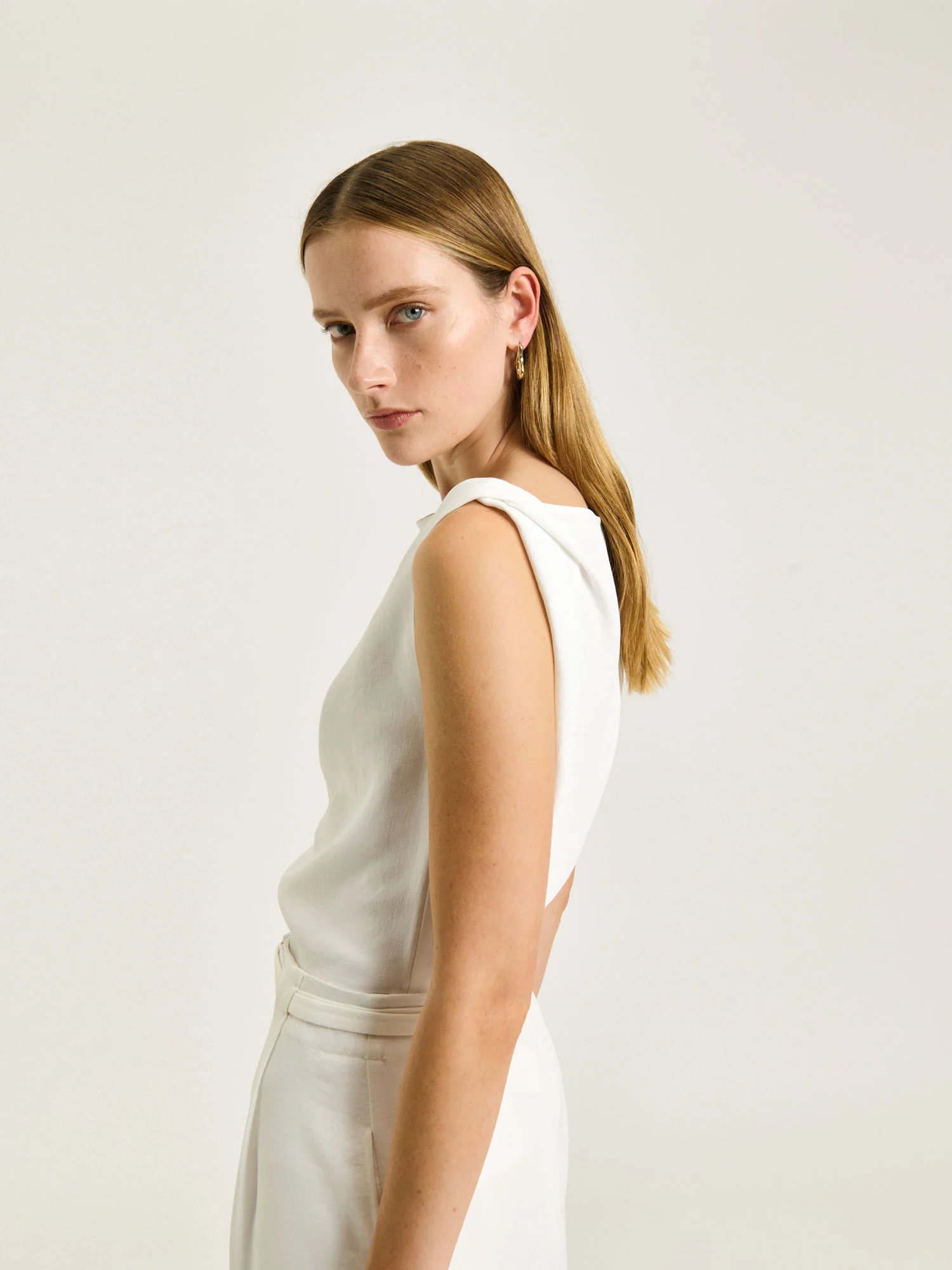 DRAPEY CREPE TWIST SHOULDER TOP - Image 3