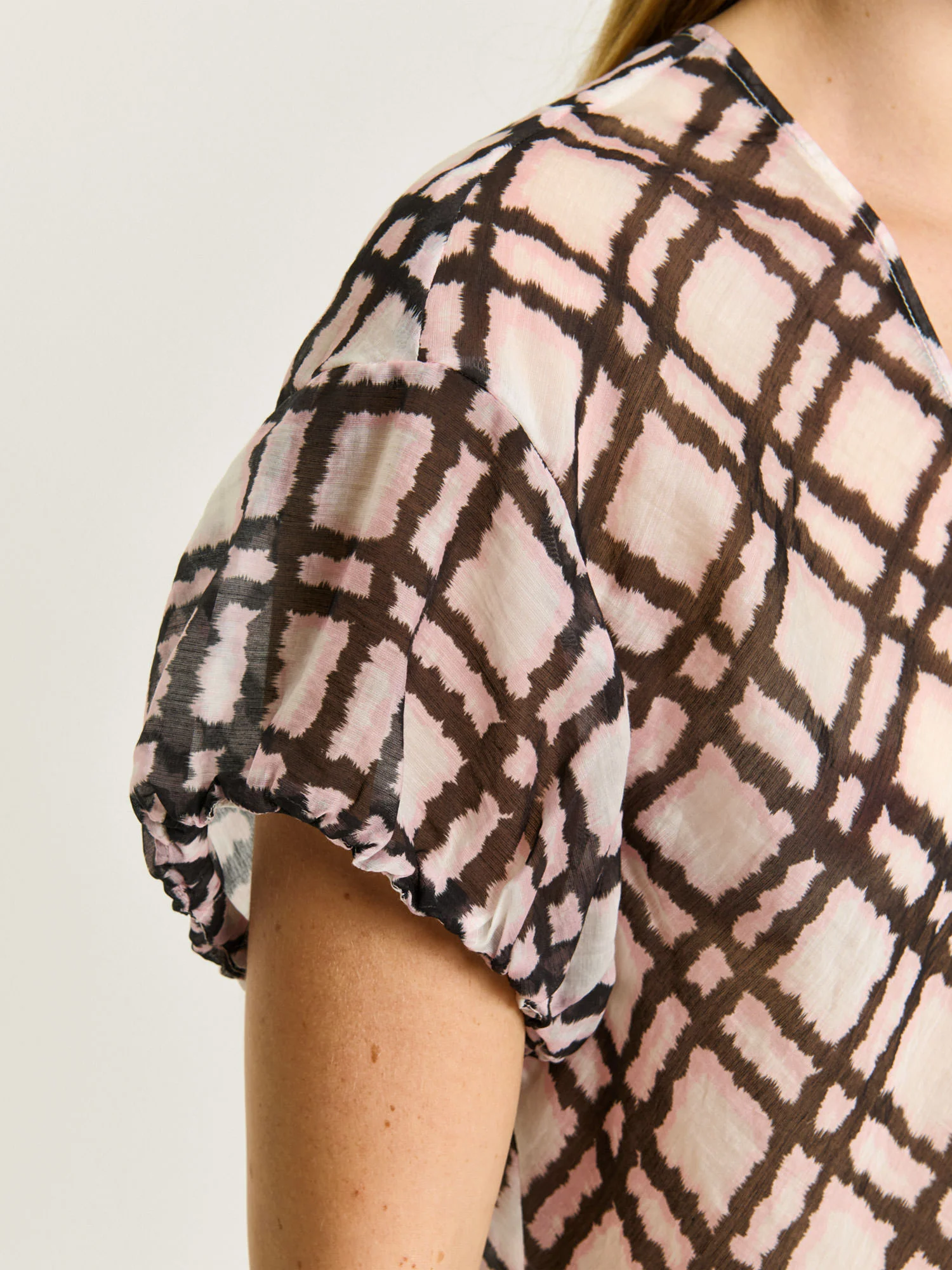 IKAT CHECK GATHERED SLEEVE TOP - Image 4