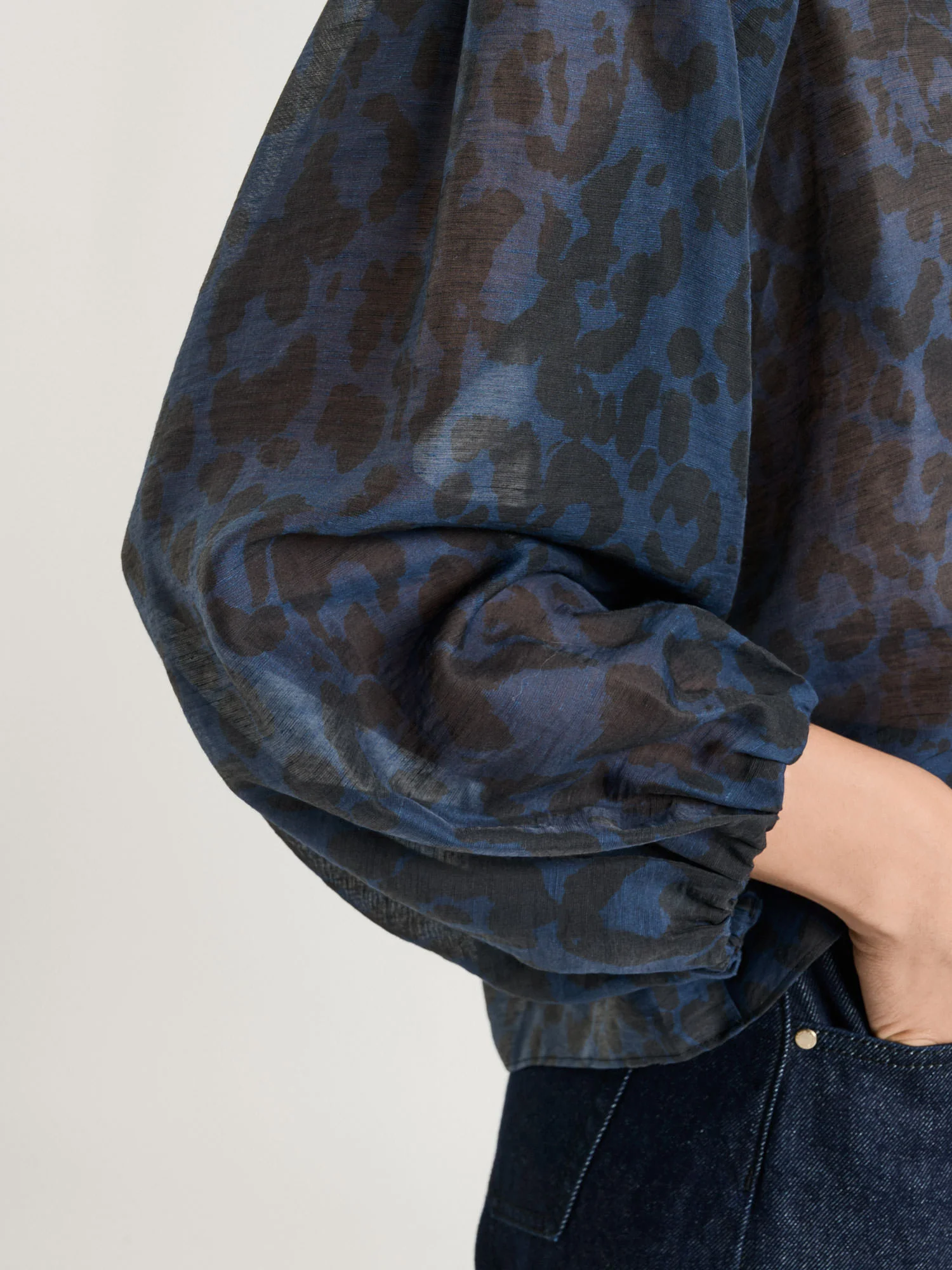 INK LEOPARD HAZE BLOUSON SLEEVE TOP - Image 3
