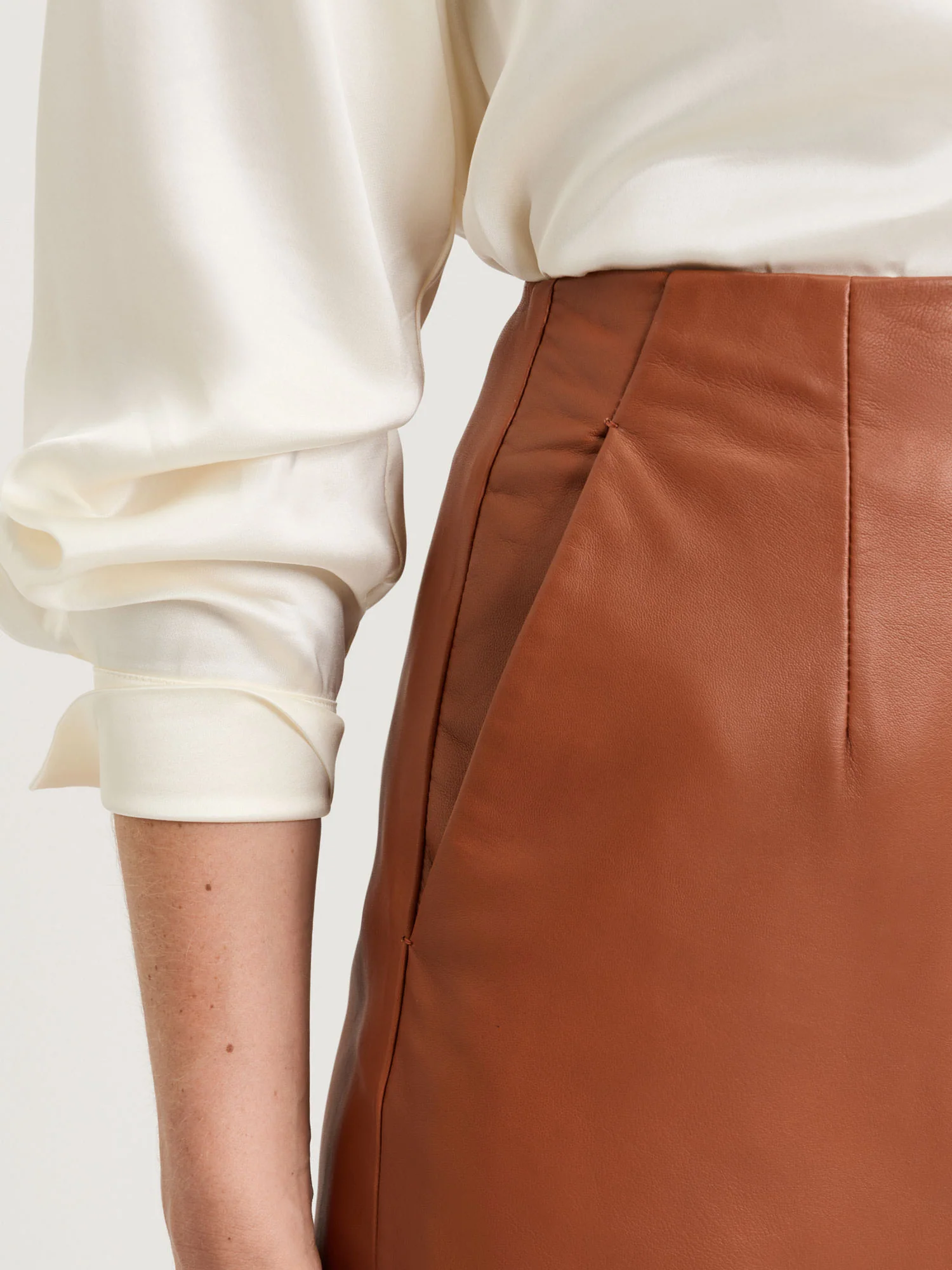 LEATHER PENCIL SKIRT - Image 4