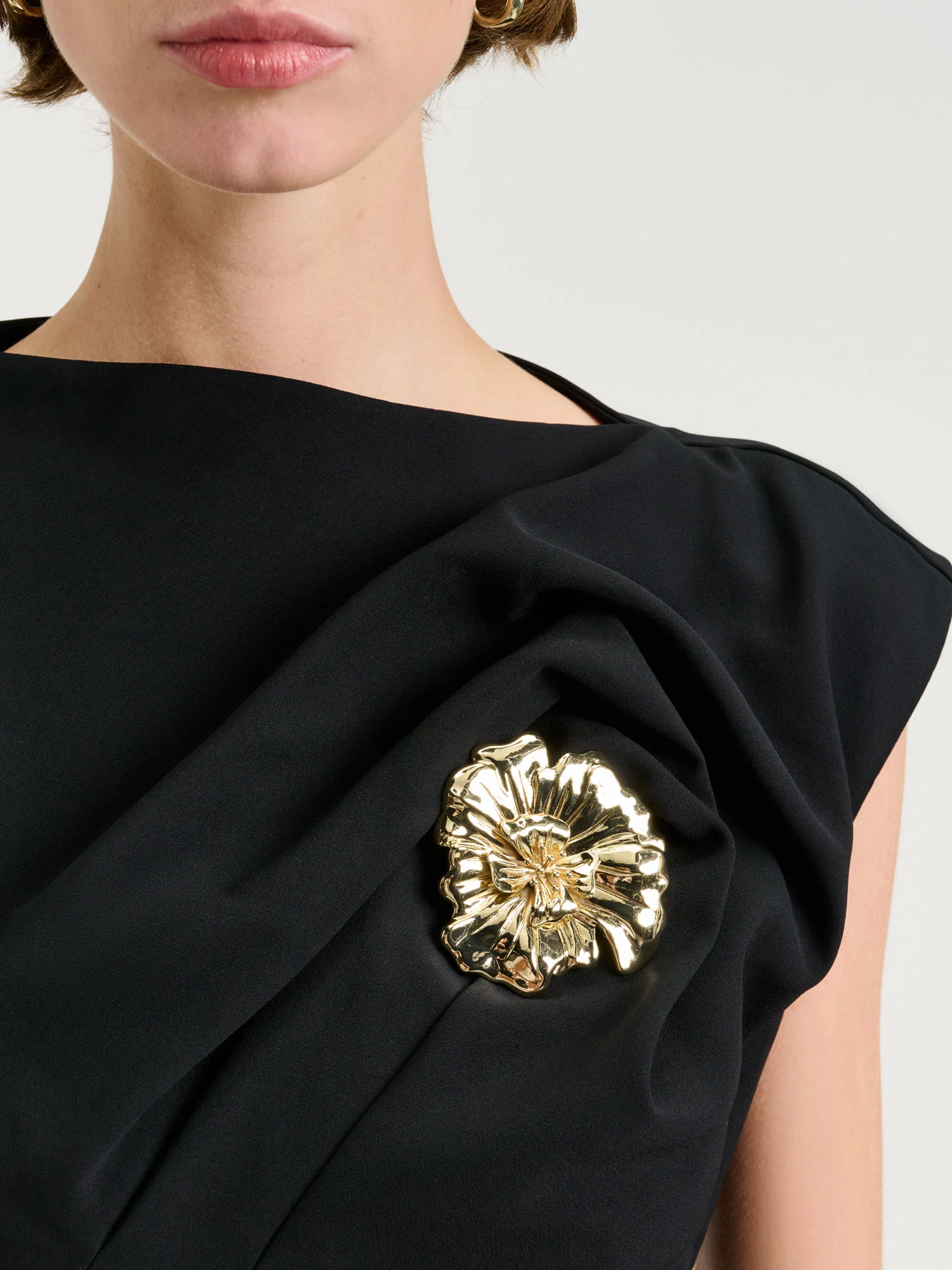 STRETCH CREPE FLOWER BROOCH MIDI DRESS - Image 7