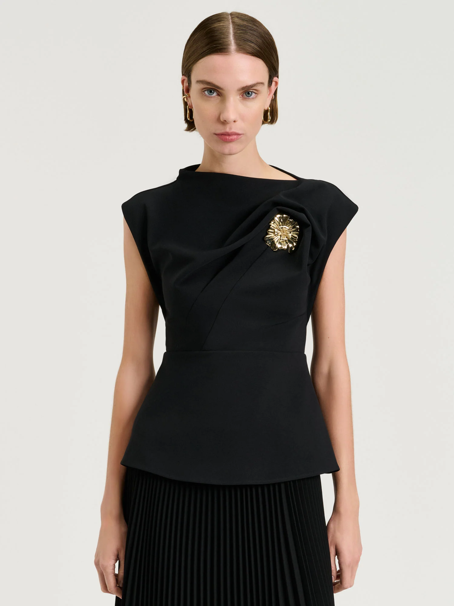 STRETCH CREPE FLOWER BROOCH TOP