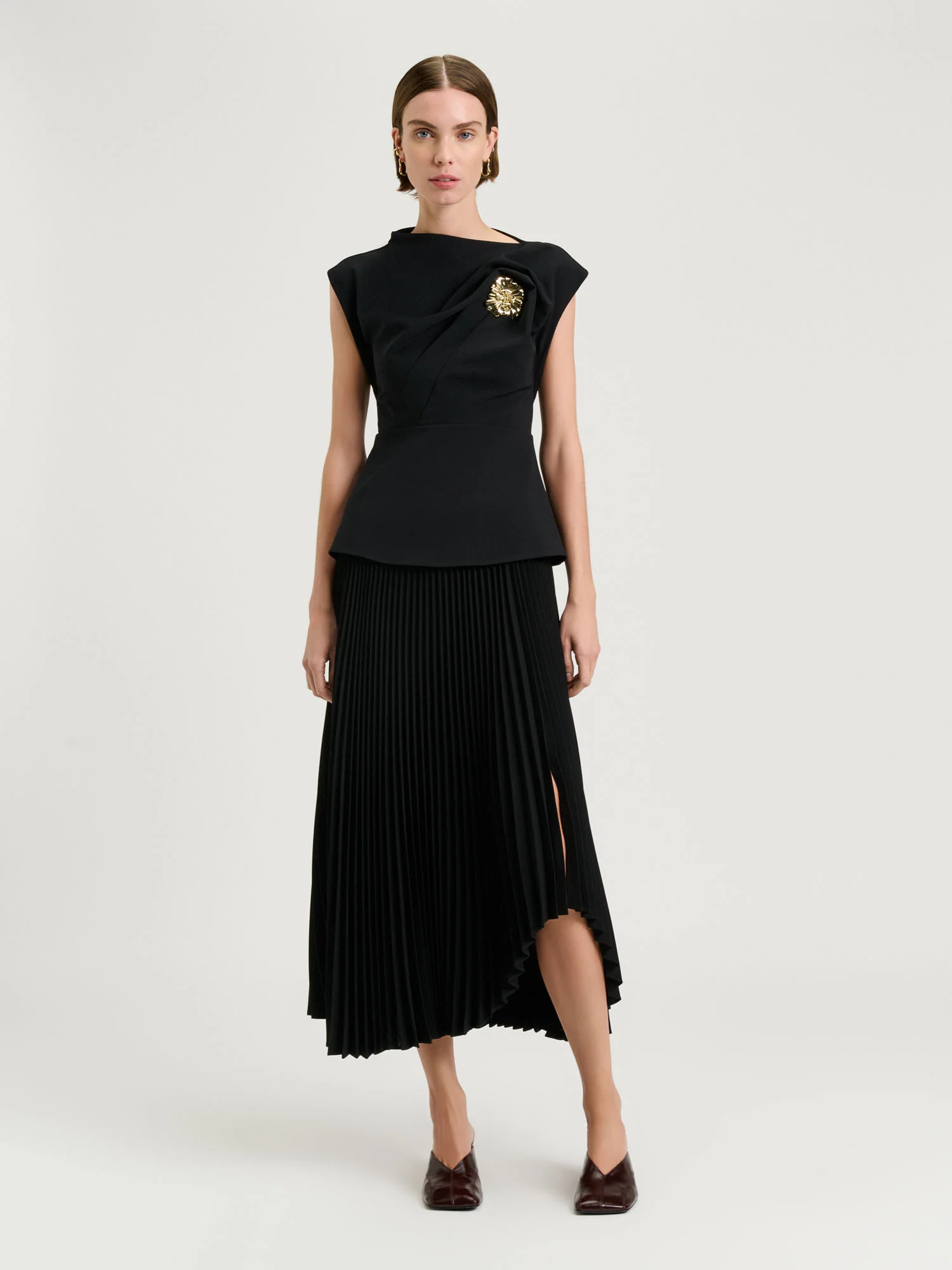 STRETCH CREPE FLOWER BROOCH TOP - Image 2