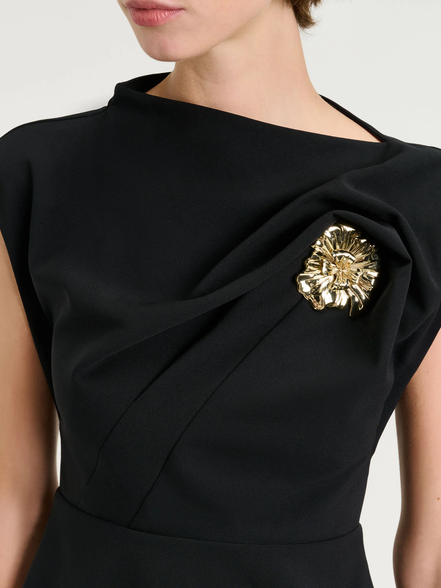 STRETCH CREPE FLOWER BROOCH TOP - Image 3