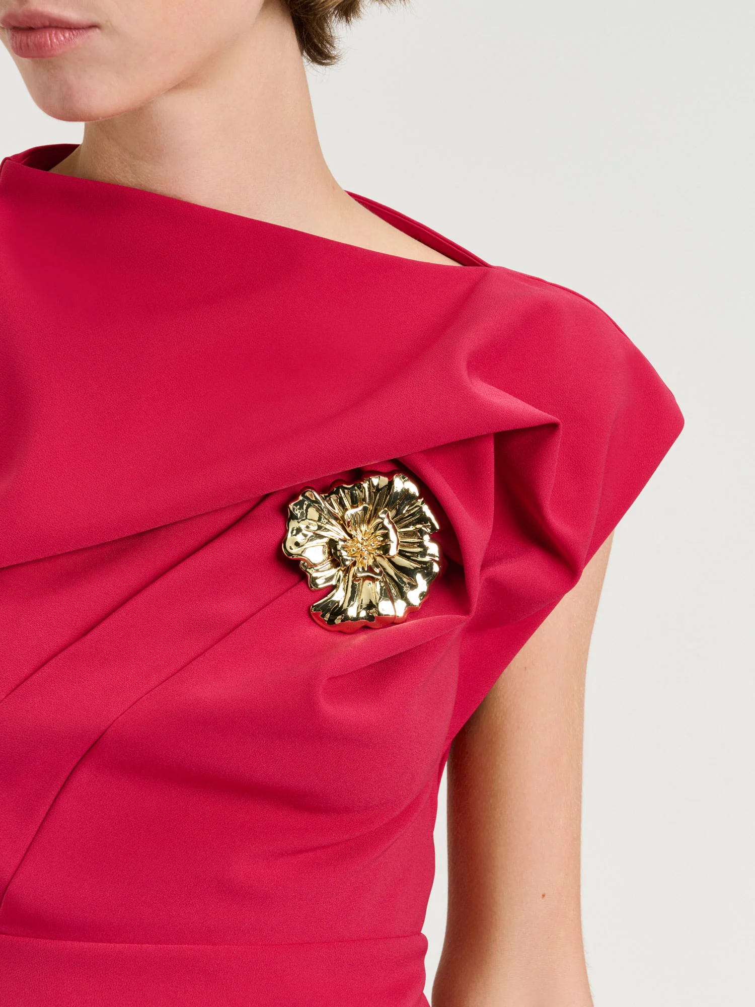 STRETCH CREPE FLOWER BROOCH TOP - Image 7