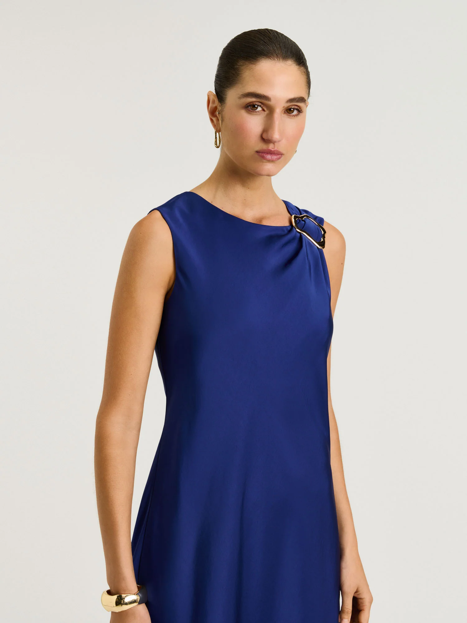 WASHER SATIN GATHERED SHOULDER MIDI DRESS - Image 4